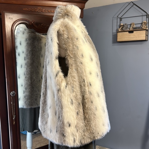 OLYMPIA LIMITED, INC FAUX FUR ACTIVE VEST L LARGE  REVERSABLE - Picture 2 of 9